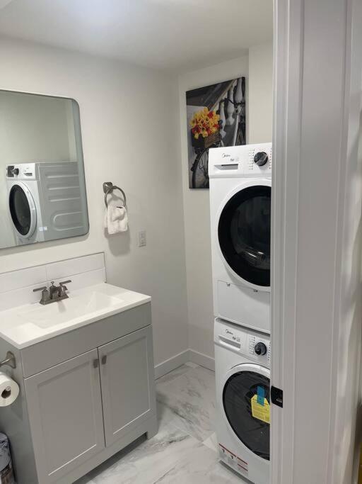 Stylish 2 Bedroom Suite In Sw Edmonton Close To Windermere And Edmonton International Airport Exterior photo