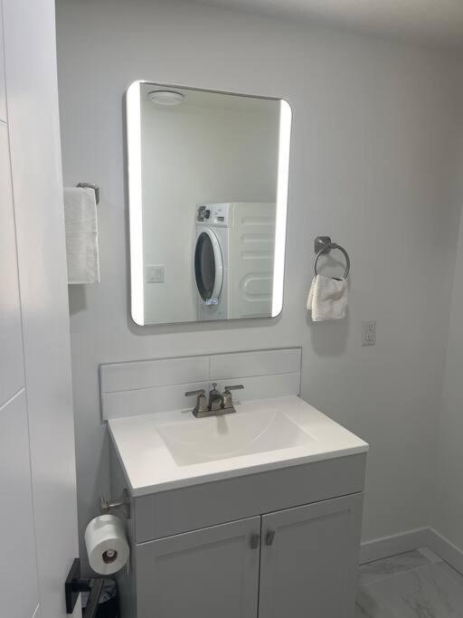 Stylish 2 Bedroom Suite In Sw Edmonton Close To Windermere And Edmonton International Airport Exterior photo