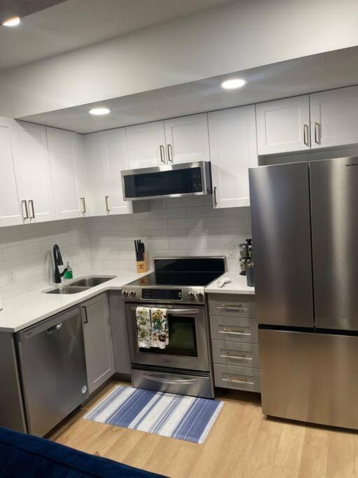 Stylish 2 Bedroom Suite In Sw Edmonton Close To Windermere And Edmonton International Airport Exterior photo